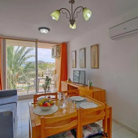 Sleeps 3 Pool Air Con Wifi T792094