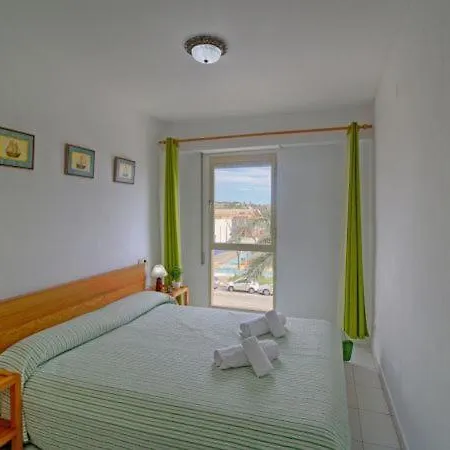 Apartment Sleeps 3 Pool Air Con Wifi T792094 *
